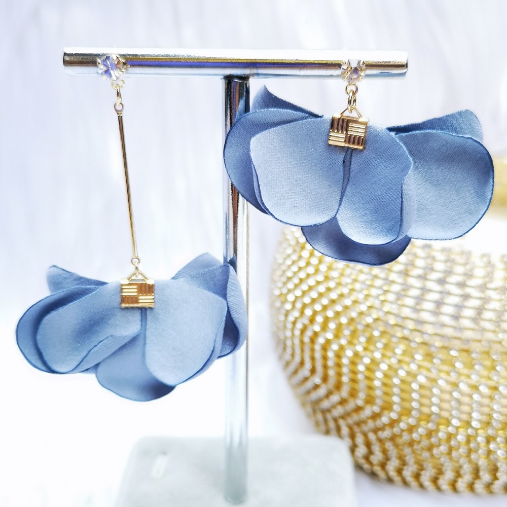 Qbe Petal High-Low Rhinestones Earrings Light Blue